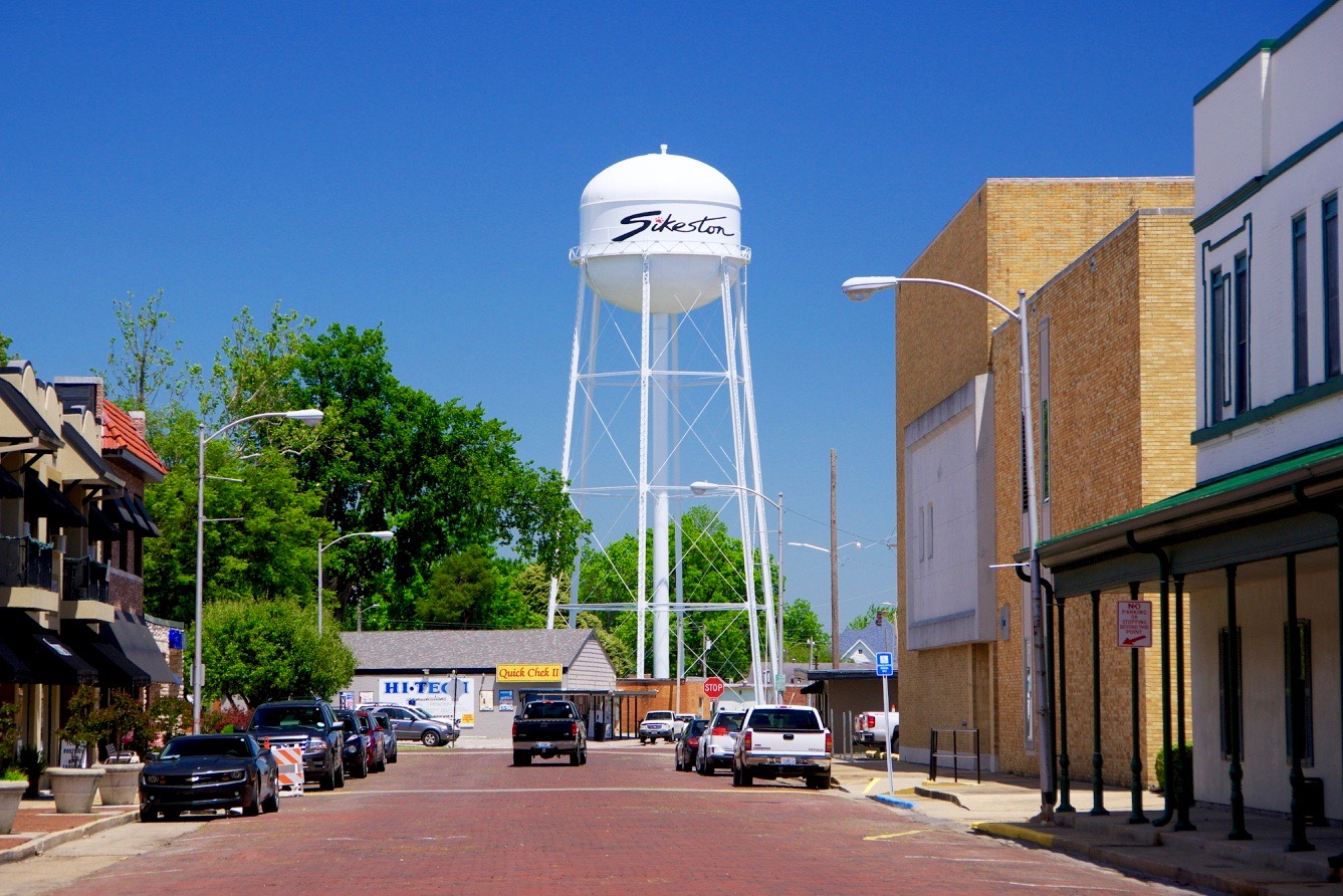 Sikeston Missouri downtown with iconic water tower